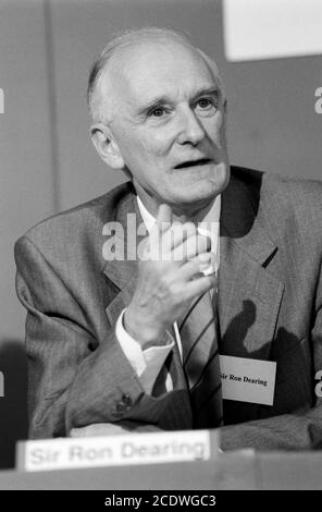 Sir Ron Dearing Conférence de presse du Conseil national des programmes d'études au Conseil d'examen et d'évaluation des écoles, Notting Hill Gate, W11. Chris Woodhead, Hilary Nicolle et Geoffrey Bowden. 02 août 1993. Photo: Neil Turner Banque D'Images