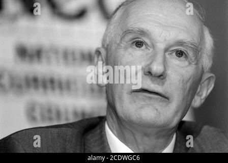 Sir Ron Dearing Conférence de presse du Conseil national des programmes d'études au Conseil d'examen et d'évaluation des écoles, Notting Hill Gate, W11. Chris Woodhead, Hilary Nicolle et Geoffrey Bowden. 02 août 1993. Photo: Neil Turner Banque D'Images