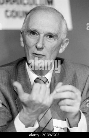 Sir Ron Dearing Conférence de presse du Conseil national des programmes d'études au Conseil d'examen et d'évaluation des écoles, Notting Hill Gate, W11. Chris Woodhead, Hilary Nicolle et Geoffrey Bowden. 02 août 1993. Photo: Neil Turner Banque D'Images