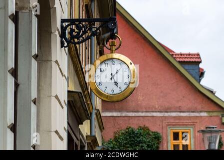 Grande montre de poche comme logo d'une montre shop JE Banque D'Images