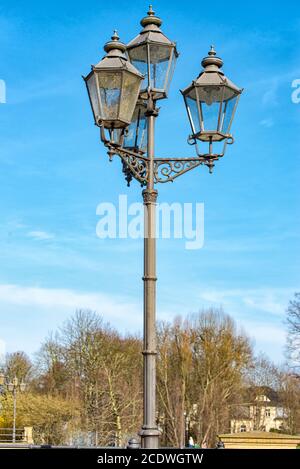 Vieille lampe de rue en métal vert Banque D'Images
