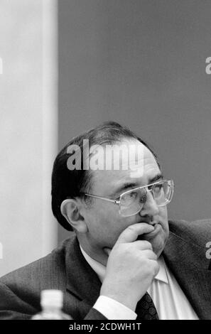 Le Secrétaire général Doug McEvoy sur le podium lors de la conférence du Syndicat national des enseignants au Centre Brighton. 10 avril 1993. Photo: Neil Turner Banque D'Images