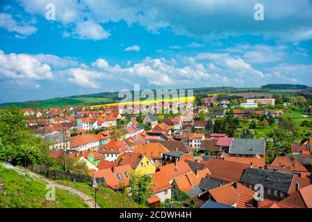 Vue sur le village de Ranis en Thuringe au printemps Banque D'Images