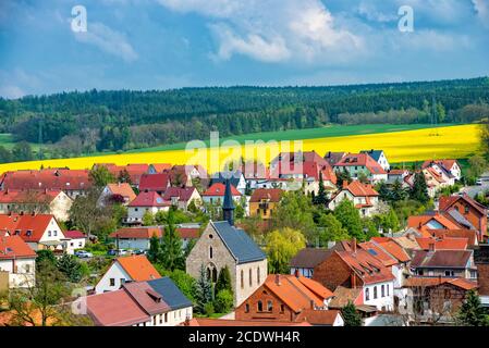 Vue sur le village de Ranis en Thuringe au printemps Banque D'Images