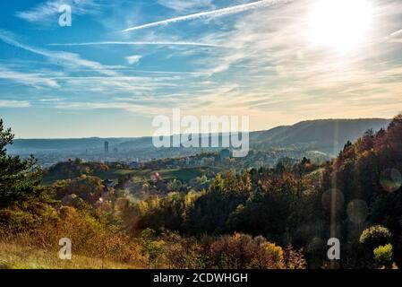 Jena, la ville sur la Saale au milieu de la Thuringe et entourée de montagnes, en octobre d'or Banque D'Images