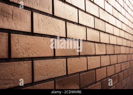 Mur de briques marron en perspective. Arrière-plan abstrait texturé. Espace pour le texte Banque D'Images