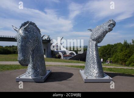 Mini Kelpies debout sur le parking devant Falkirk Roue tournant autour avec des bateaux Banque D'Images