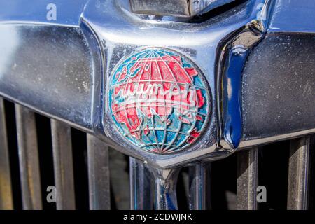 Badge de voiture de triomphe sur la voiture classique au-dessus du gril Banque D'Images