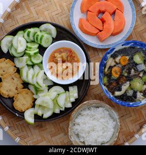 Vue de dessus repas vegan tous les jours pour le déjeuner, tranche de concombre avec tofu, soupe d'algues, bol de riz, nourriture vietnamienne simple que la nutrition Banque D'Images