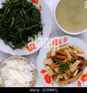 Vue de dessus repas vegan tous les jours pour le déjeuner, eau bouillie épinards, peau de tofu et coprah cuire avec la sauce, simple végétarien cuisine vietnamienne que la nutrition Banque D'Images