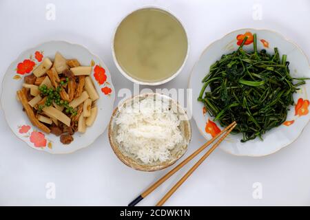 Vue de dessus repas vegan tous les jours pour le déjeuner, eau bouillie épinards, peau de tofu et coprah cuire avec la sauce, simple végétarien cuisine vietnamienne que la nutrition Banque D'Images