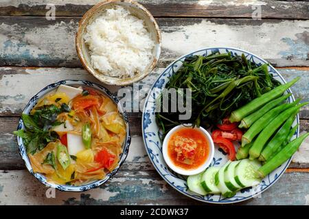 Repas vegan quotidien, okra bouilli, épinards d'eau, concombre au tofu, bol de riz, soupe de légumes, simple végétarien vietnamien nourriture pour une alimentation saine Banque D'Images