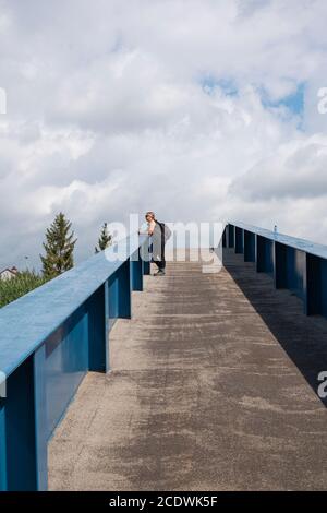 Tielrode, Belgique, août 02 2020, femme debout sur un pont en vue Banque D'Images