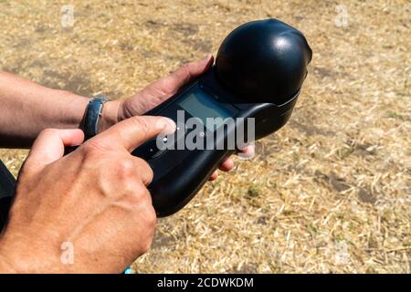 Dispositif mobile pour mesurer les paramètres du grain dans la récolte. Agriculture intelligente et agriculture de précision Banque D'Images