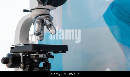 Microscope optique dans un laboratoire mobile Banque D'Images