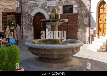 gubbio,italie août 29 2020:Fontaine Bargello au centre de la Ville de Gubbio Banque D'Images