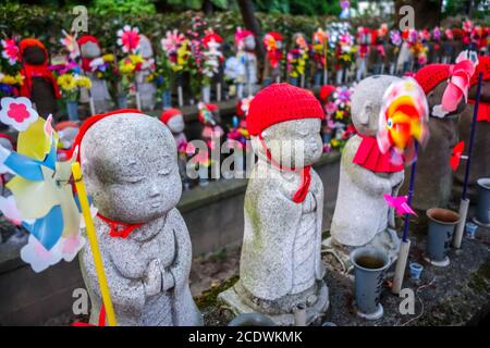 Statues de Jizo au temple Zojo-ji, Tokyo, Japon Banque D'Images