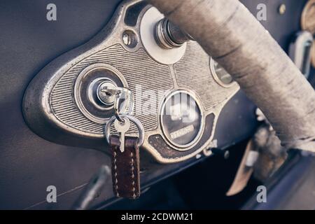 Clé de voiture dans la serrure de contact d'une voiture ancienne Banque D'Images