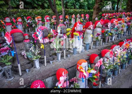 Statues de Jizo au temple Zojo-ji, Tokyo, Japon Banque D'Images