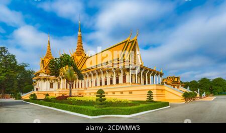 La salle du trône à l'intérieur du Palais royal de Phnom Penh, au Cambodge. Panorama Banque D'Images