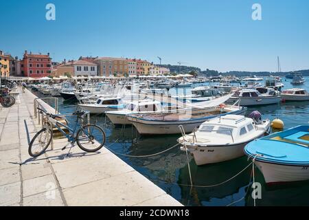 Bateaux dans le port de Rovinj sur l'Adriatique croate côte Banque D'Images