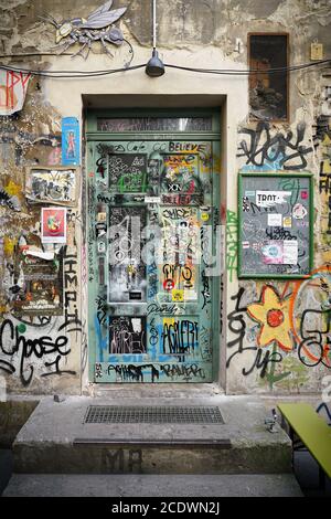 Streetart de plusieurs artistes sur la façade et la porte d'une chambre à Berlin Banque D'Images