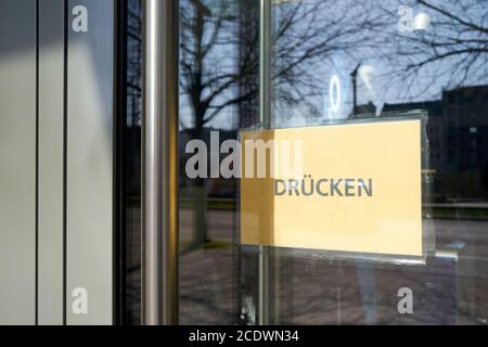 Sur la porte d'entrée, signez un magasin étiqueté PRESS Banque D'Images