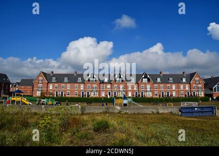 Défenses de mur de mer et aire de jeu pour enfants à Martello Park, un domaine d'habitation moderne sur la côte à Felixstowe, Suffolk, Royaume-Uni Banque D'Images