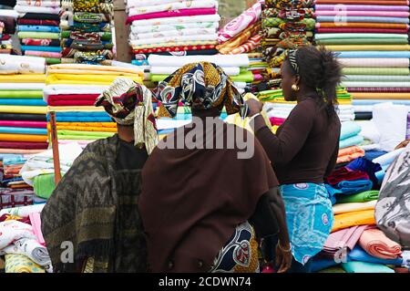 Sénégal. Dakar. Marché de rue autour du marché de Sandaga. Banque D'Images