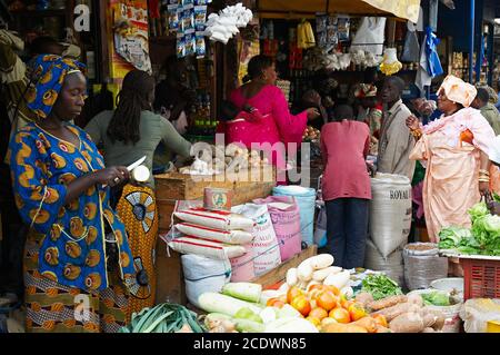 Sénégal. Dakar. Marché de rue autour du marché de Sandaga. Banque D'Images