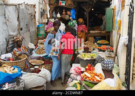 Sénégal. Dakar. Marché de rue autour du marché de Sandaga. Banque D'Images