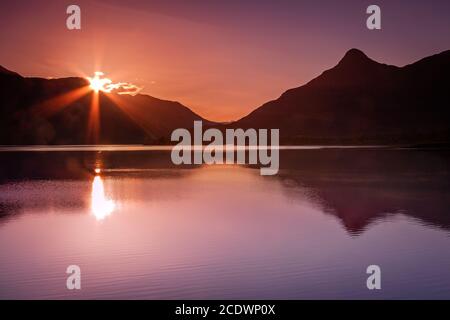 Vue sur le Loch Leven jusqu'au Pap de Glencoe. Banque D'Images
