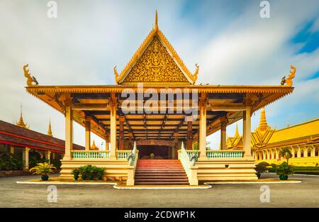 Pavillon Phochani à l'intérieur du Palais Royal de Phnom Penh, au Cambodge. Panorama Banque D'Images