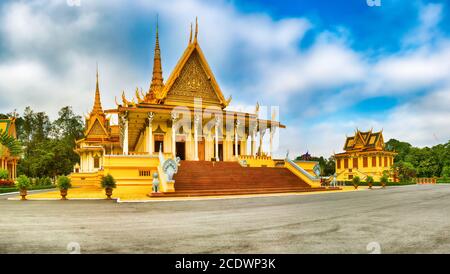 La salle du trône à l'intérieur du Palais royal de Phnom Penh, au Cambodge. Panorama Banque D'Images