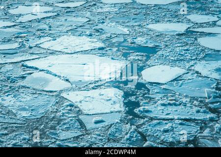 Vue aérienne du lac gelé. À partir de la glace fissurée sur drone. Concept de texture de fond Banque D'Images