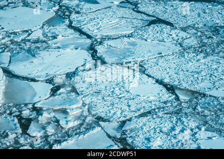 Vue aérienne du lac gelé. À partir de la glace fissurée sur drone. Concept de texture de fond Banque D'Images