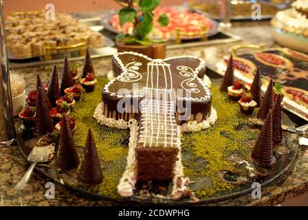 Gâteau turc en forme de guitare. Le buffet turc traditionnel de l'hôtel en Turquie vous enchantera. Région d'Antalya, Turquie du Sud Banque D'Images