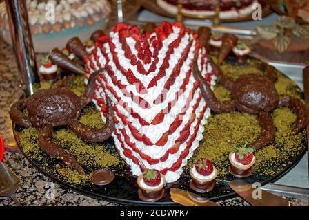 Gâteau turc en forme de coeur. Le buffet turc traditionnel de l'hôtel en Turquie vous enchantera. Région d'Antalya, Turquie du Sud Banque D'Images