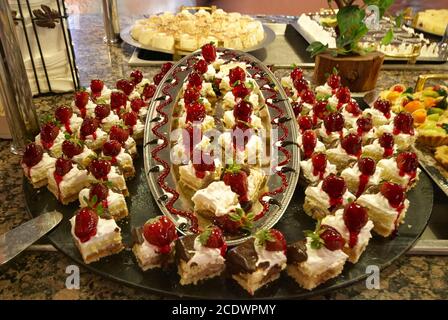 Petits gâteaux turcs. Le buffet turc traditionnel de l'hôtel en Turquie vous enchantera. Région d'Antalya, Turquie du Sud Banque D'Images