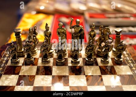 Magnifique jeu d'échecs à vendre sur le Grand Bazar, Turquie. En bois et en matériaux métalliques. Échiquier, jeu classique, stratégique, stratégie, turc Banque D'Images