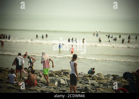 Les gens appréciant le bain de mer à la plage de digha, midnapore, bengale-Occidental, Inde Banque D'Images