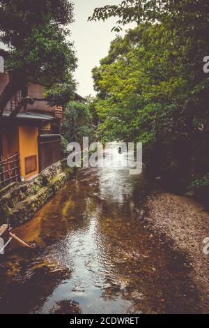 Maisons japonaises traditionnelles sur la rivière Shirakawa, quartier de Gion, Kyoto, Japon Banque D'Images