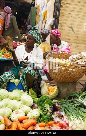 Sénégal. Dakar. Marché de rue autour du marché de Sandaga. Banque D'Images