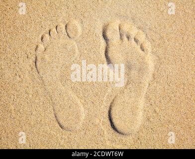 Deux traces de pas dans le sable à la plage Banque D'Images