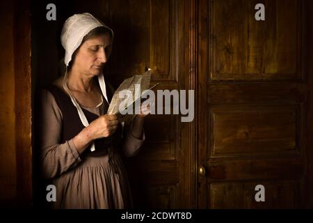 Portrait d'une femme mature lire dans un vieux style Renaissance ou maître Banque D'Images