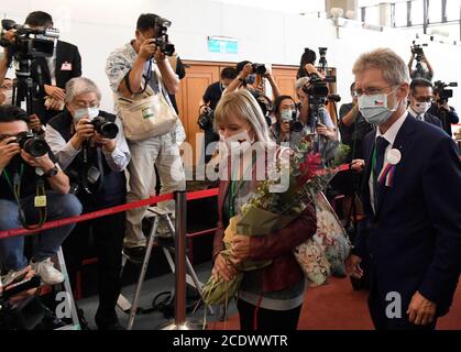 Taipei, Taïwan. 30 août 2020. Le président du Sénat tchèque, Milos Vystrcil, à droite, et sa femme sont arrivés à Taipei, Taïwan, le 30 août 2020, pour se rendre à Taïwan. Crédit : Michal Krumphanzl/CTK photo/Alay Live News Banque D'Images