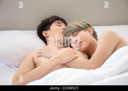 Concept LGBT les couples homosexuels aiment les hommes asiatiques qui se coutent au lit. Banque D'Images