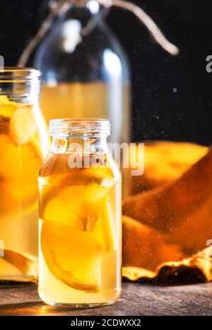 Kombucha cru fermenté fait maison avec gingembre et citron.thé prêt à Boisson Banque D'Images