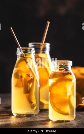 Kombucha cru fermenté fait maison avec gingembre et citron.thé prêt à Boisson Banque D'Images