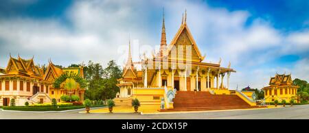 La salle du trône à l'intérieur du Palais royal de Phnom Penh, au Cambodge. Panorama Banque D'Images